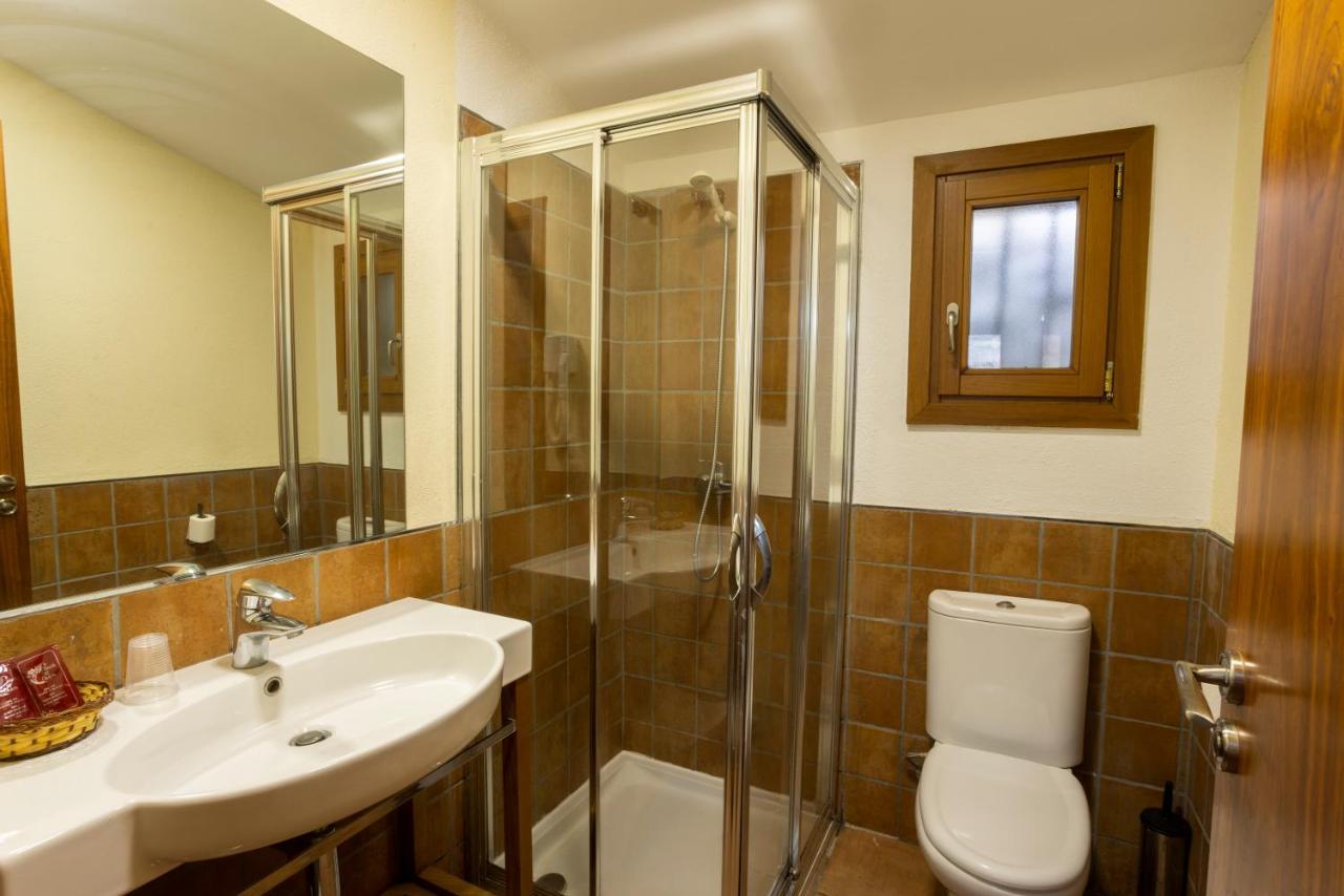 Hostal Les Roquetes Queralbs Esterno foto
