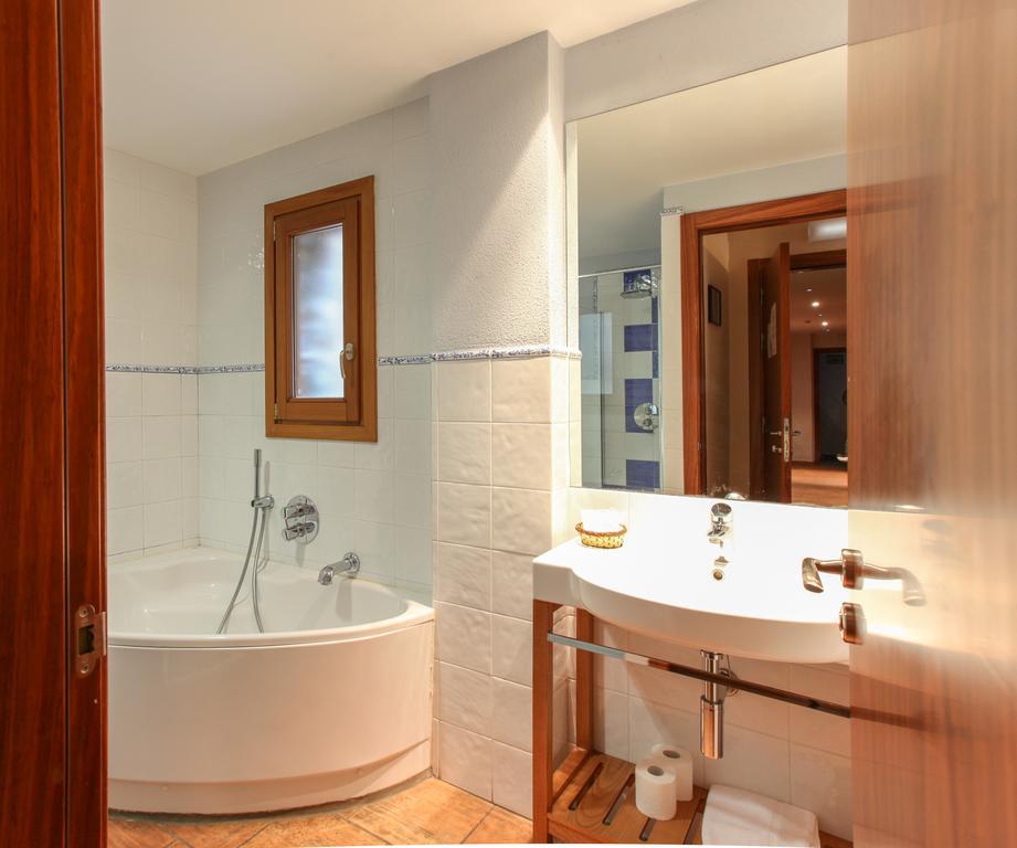 Hostal Les Roquetes Queralbs Esterno foto